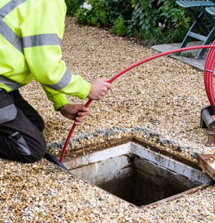 Outdoor Drain and Inspection Chamber Odor Inspection